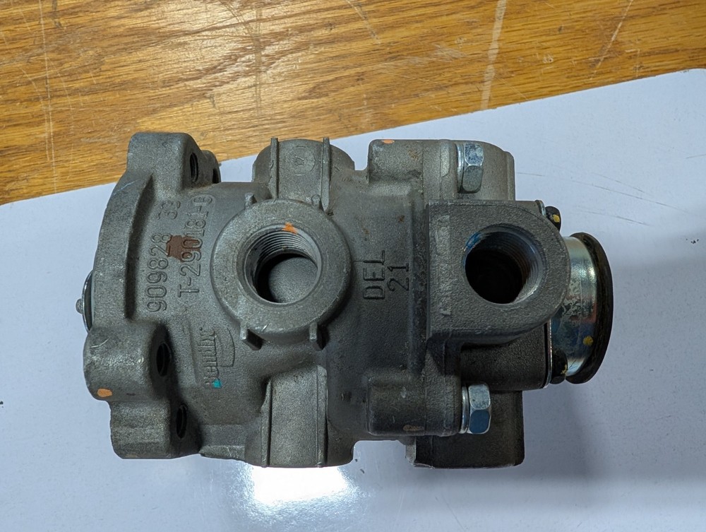 NOS Bendix 909828 Air Valve (R2CE1)