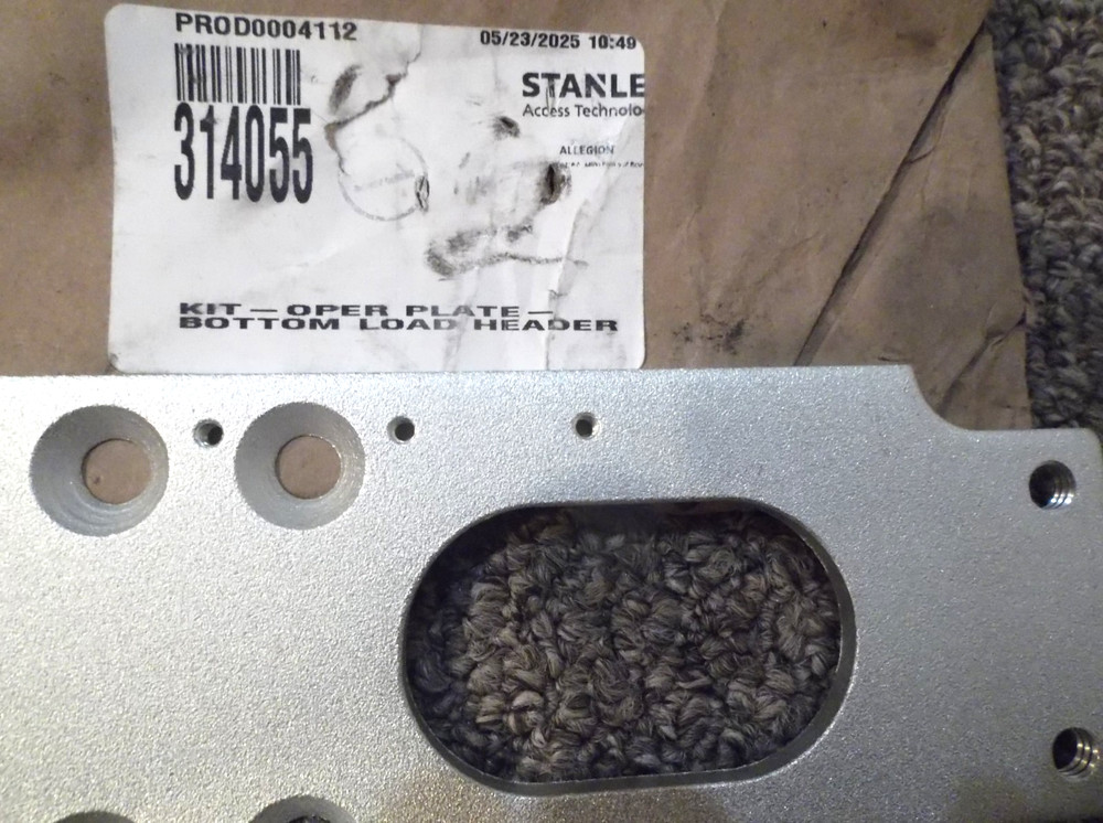 NEW STANLEY Access Technologies Bottom Load Header Plate 314055 19.5" X 3"