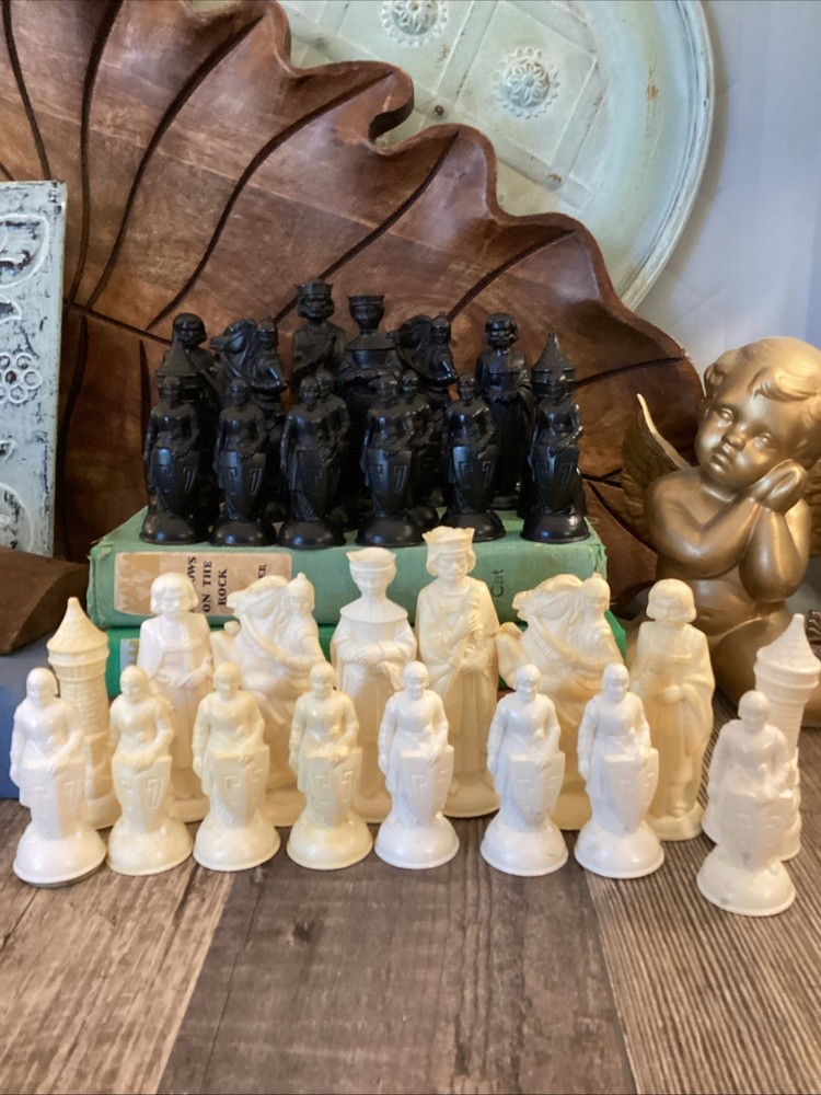 1959 E.S.Lowe RENAISSANCE 32-Pc Chessmen Figure Set