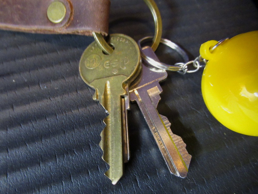 GOOSEBUMPS HAROLD BIDDLES - HOUSE KEYS AND LEATHER LOOP STRAP , W / COA