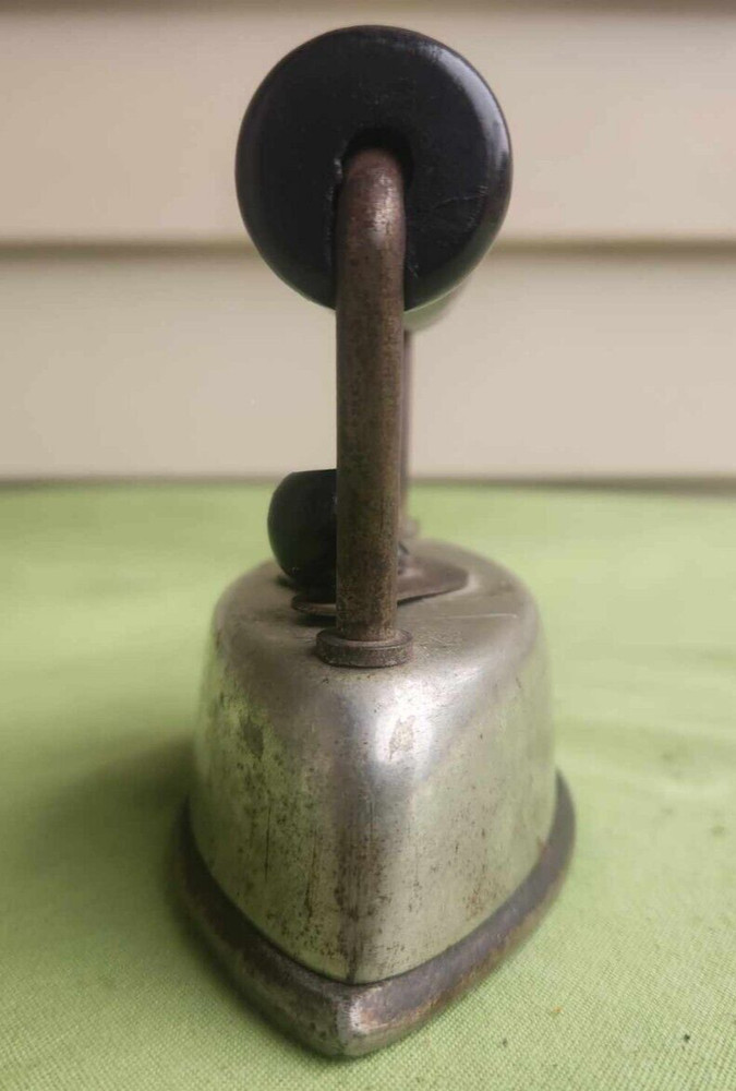 Small Dover Sad Iron. No. 822