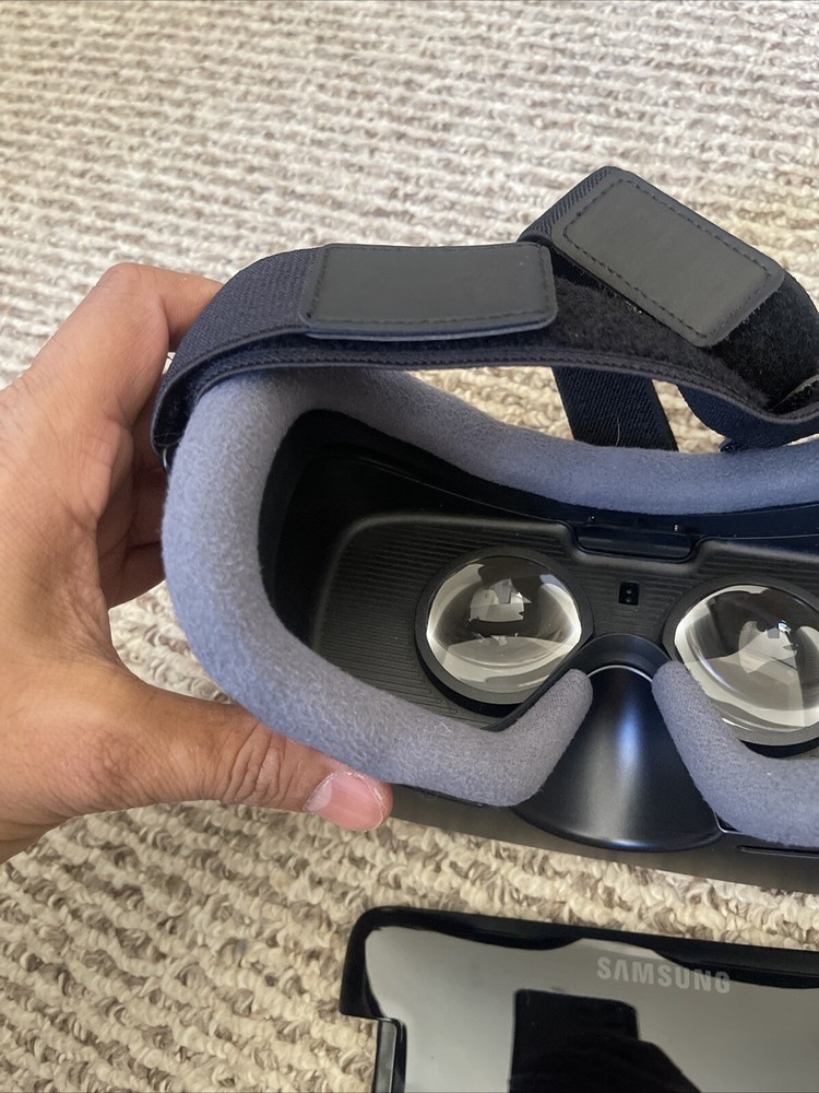 Samsung SMR324 Gear VR with Controller - Black