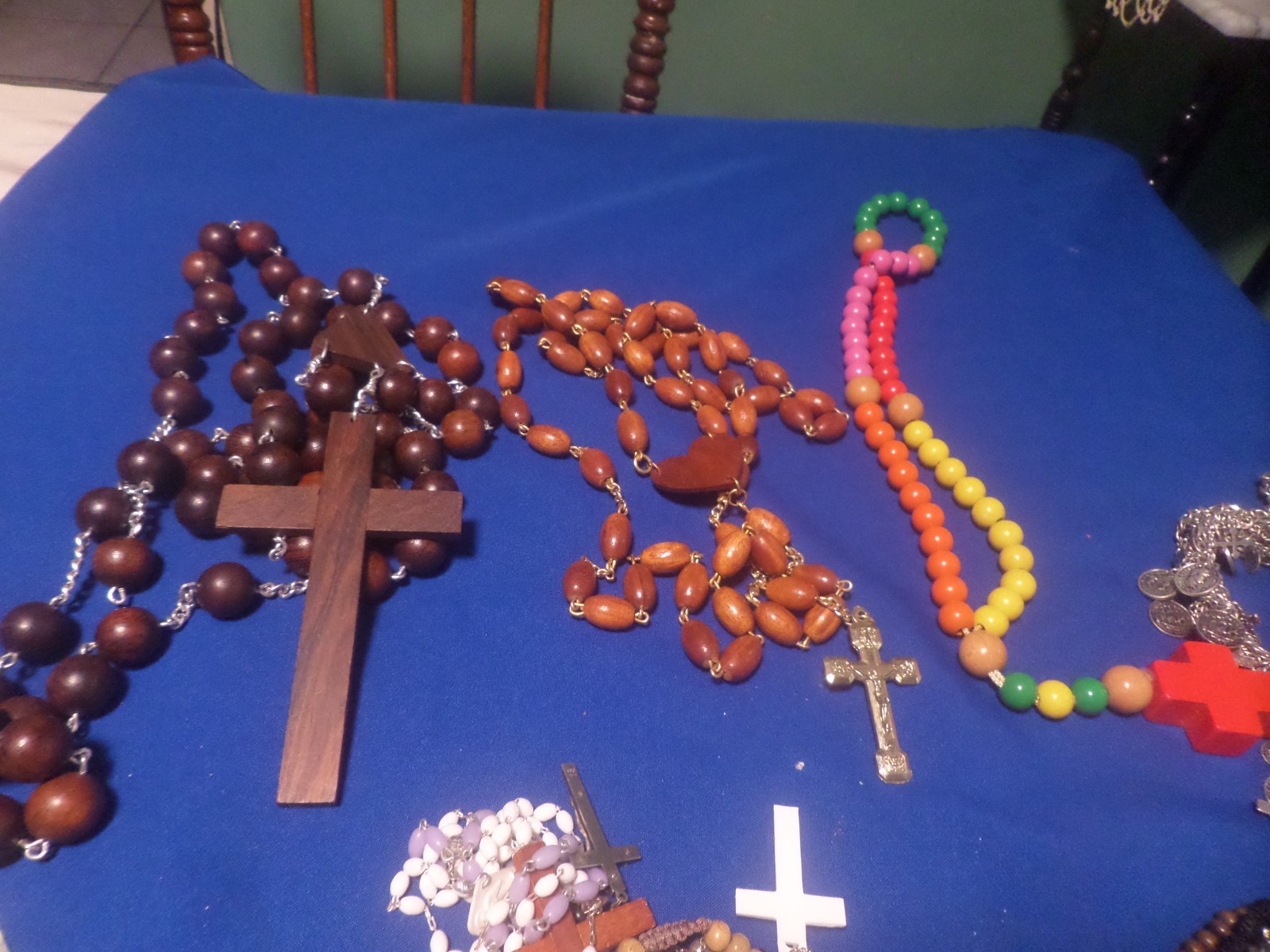 ROSARY WOOD, GLASS, PLASTIC, METAL, BRACELET SOME BROKEN 6 LBS LOT