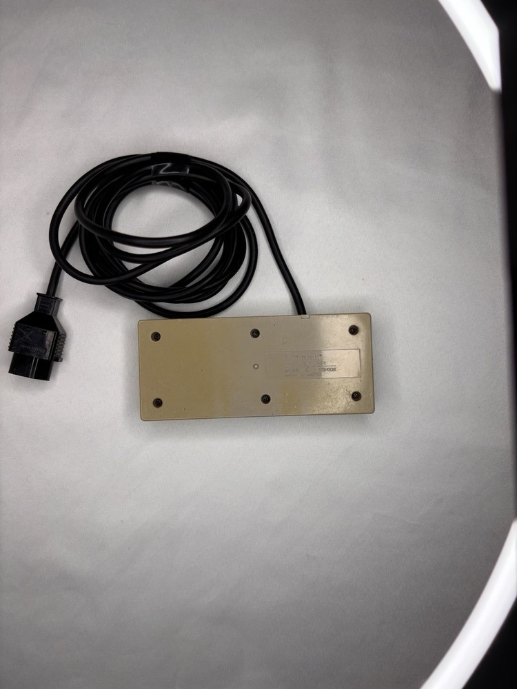 4 Nintendo NES Wired Controllers & Zapper Bundle — Untested