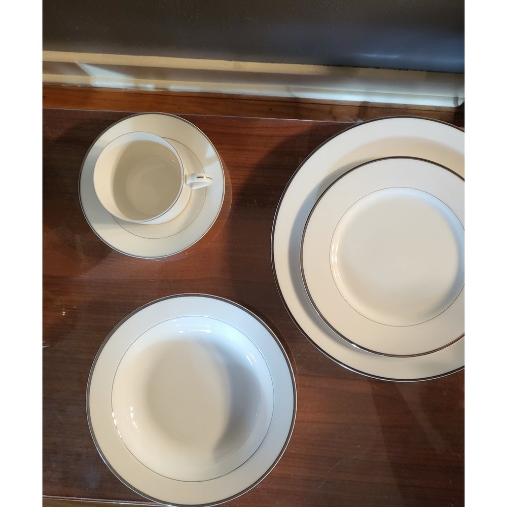 5 pc International Ultra Bone Thomasville Place Setting