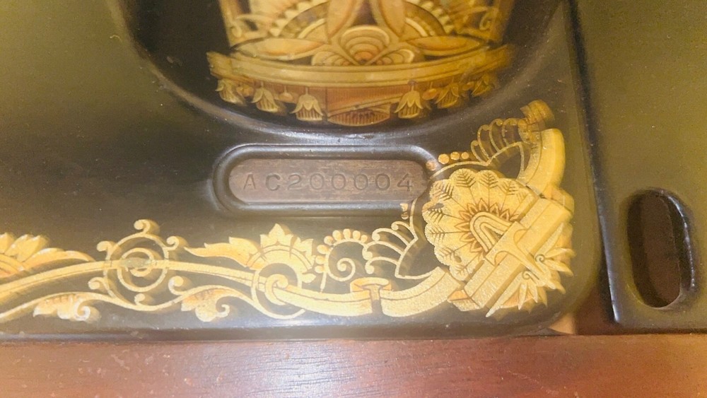 Beautiful singer sewing machine vintage