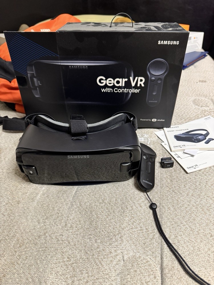 Samsung Gear VR SM-R324 With Controller - Complete - Powered by oculus