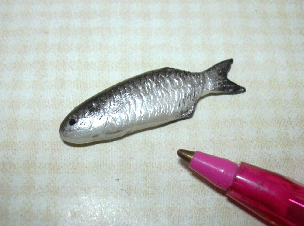 Miniature MEDIUM GRAY Fish "TYPE B" (1 and 5/16" Long) DOLLHOUSE 1:12