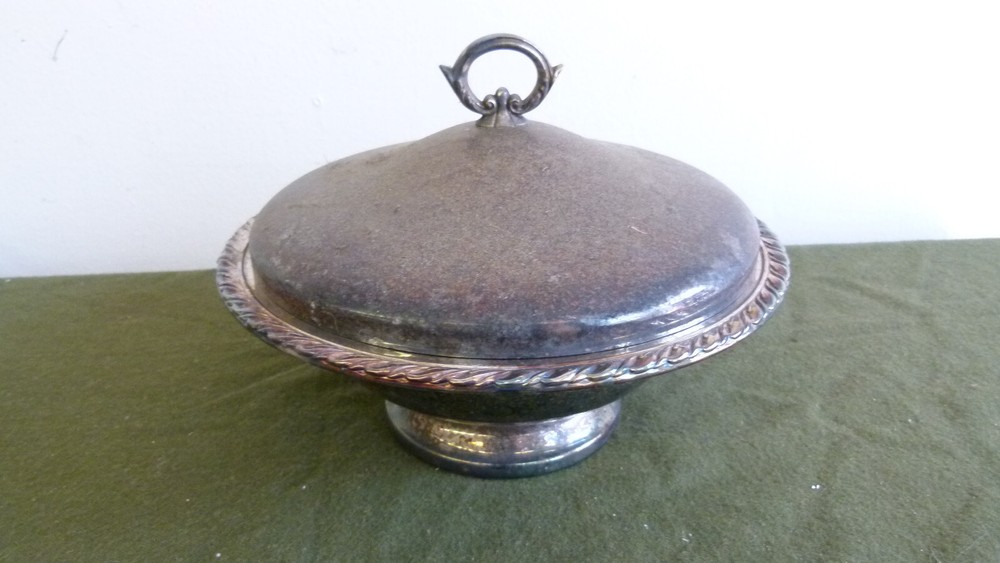 WM Rogers by Oneida LTD Silversmiths Lidded Silver Plated Serving Footed Dish