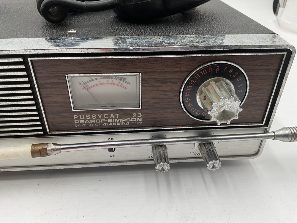 Pearce Simpson Pussycat 23 CB Transceiver -Mic and antenna Powers On Untested
