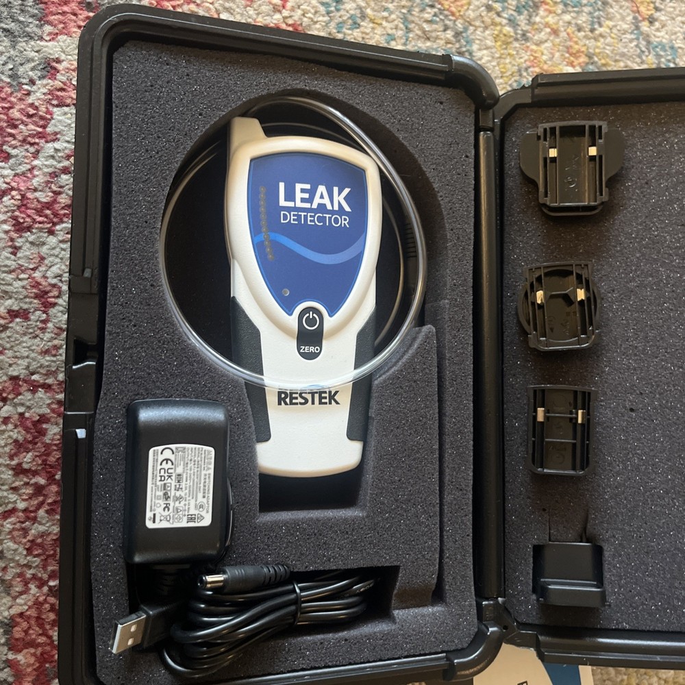 Restek Electronic Leak Detector for Gas Chromatography with Case