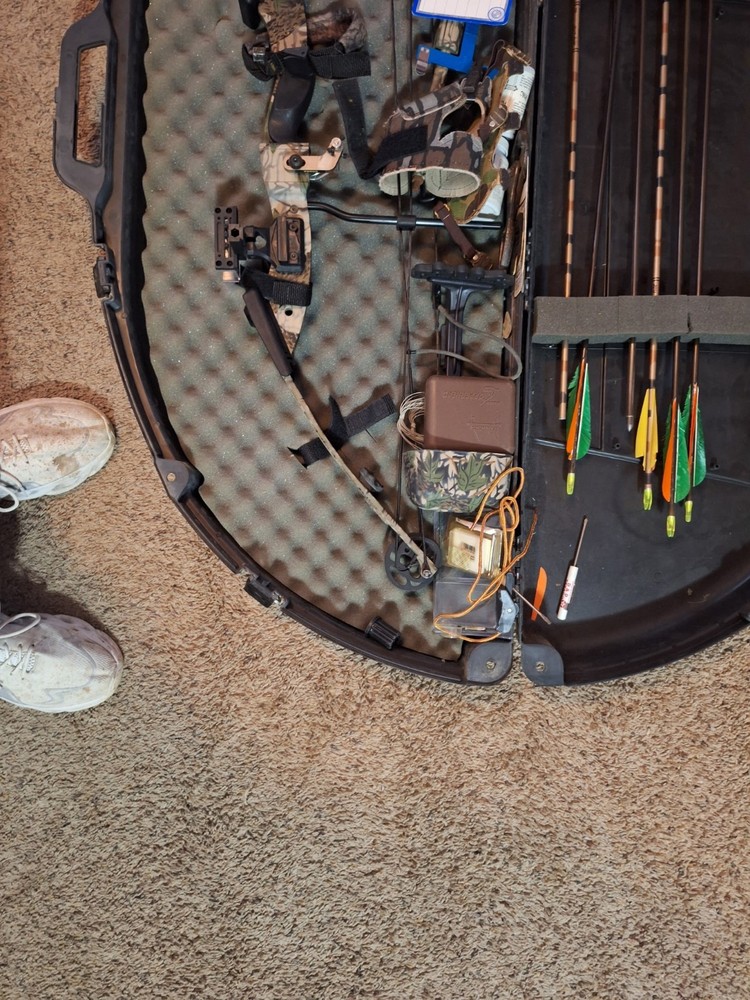 pse compound bow with hard case and extra accesories. see photos.