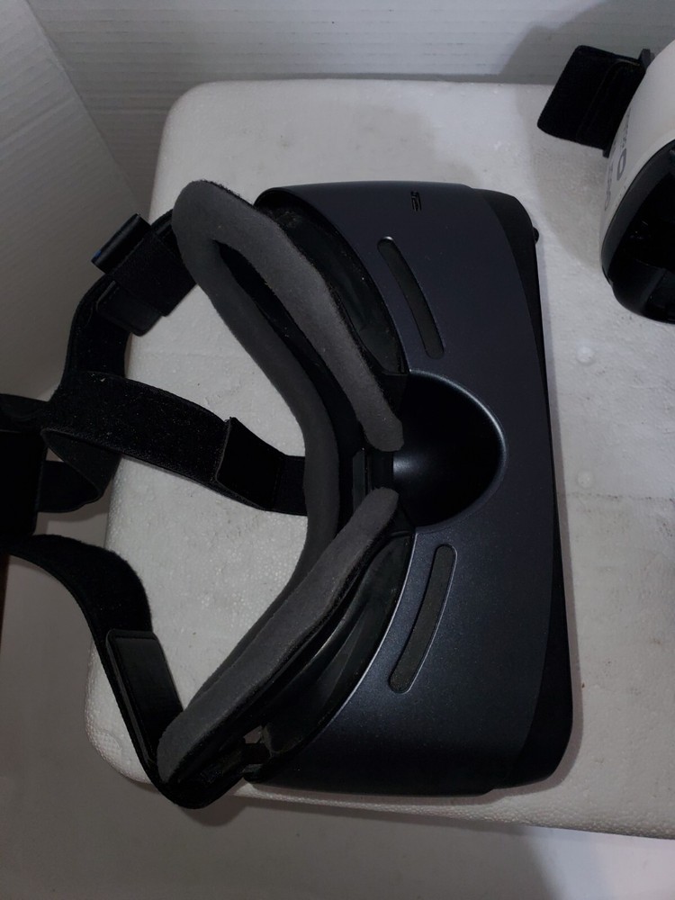 Lot of 2 Samsung Gear VR Black with Controller, White No Controller Untested