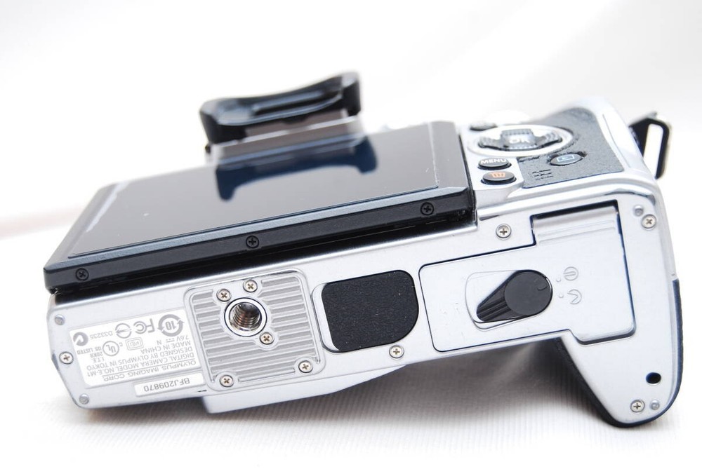 OLYMPUS OM-D E-M1 Mirrorless Camera Body Silver Set Working