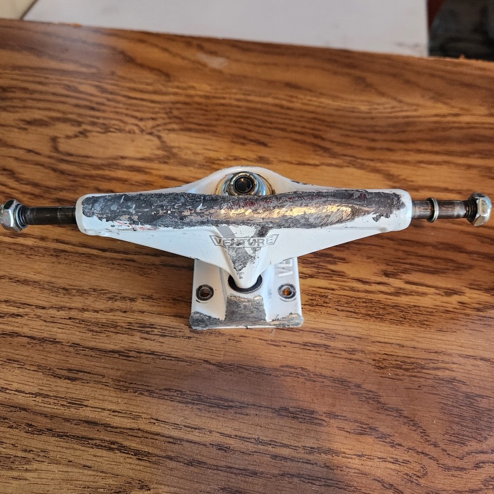 Venture Trucks 5.2 8" axle white