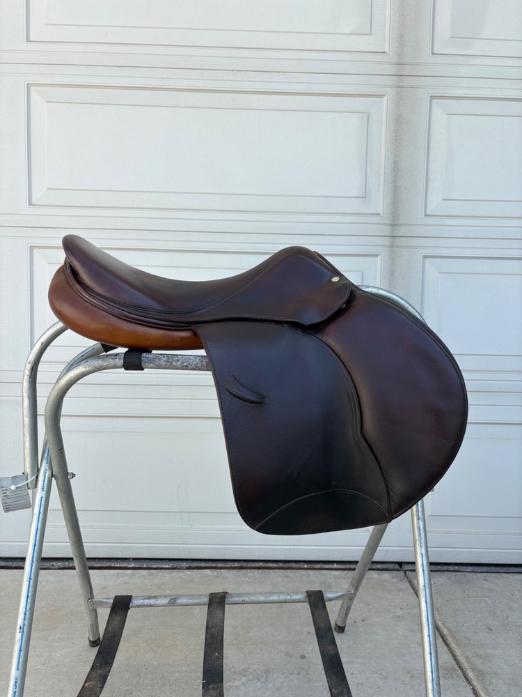 Devoucoux Oldara Jump Saddle – 18” / 4AA Flaps / Arcade Normale Tree