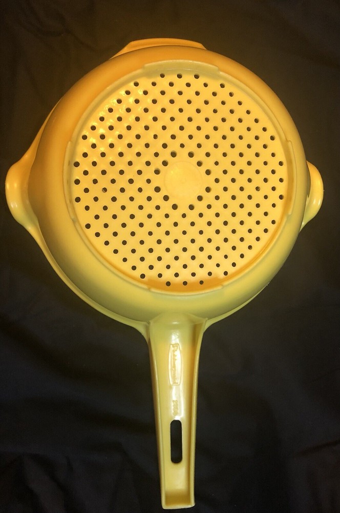 Vintage Rubbermaid Yellow Colander/Strainer with Handle & Double Spout #2930