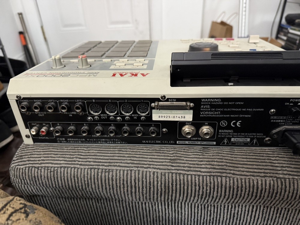 Akai MPC 2000 XL Sampler/Sequencer Drum Machine 8 Outputs Great Condition