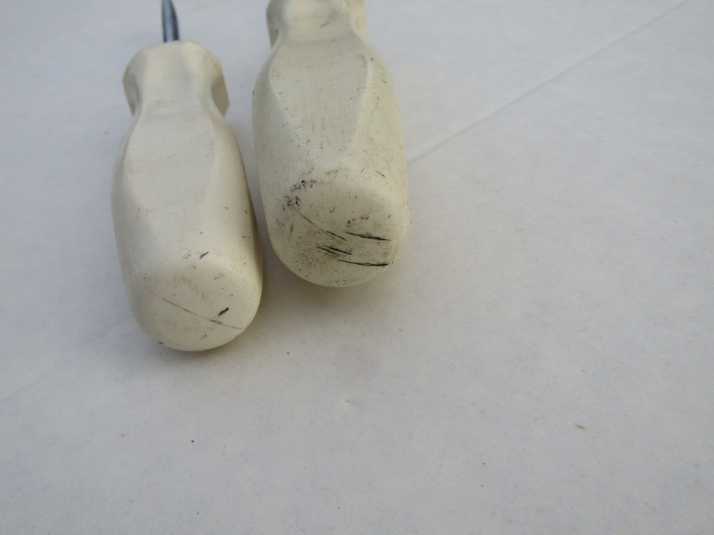 Snap On Tools SDD8 + SDD4 Flat head Screwdriver Set - White Handle