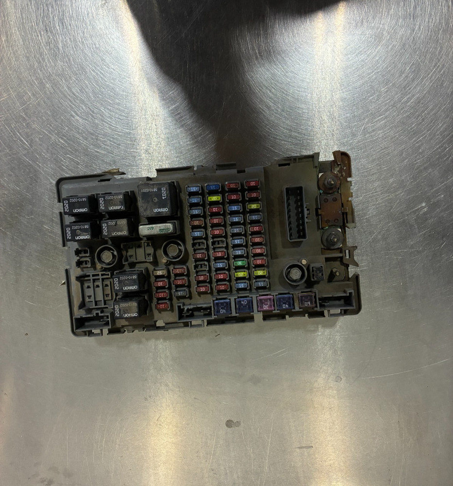 2003-2007 Chevy Van Express 1500 Engine Fuse Box Assembly OEM