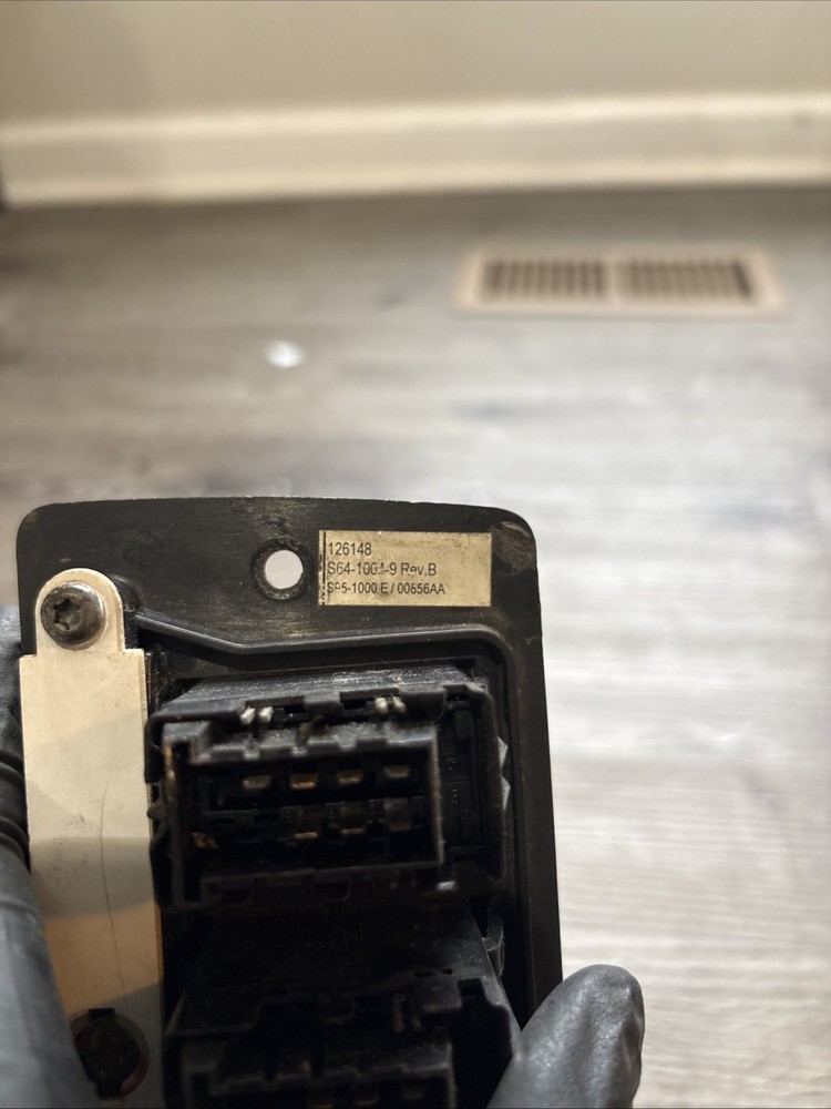 Kenworth T200 Dashboard 8 Switch Control Panel - P/N: S64-1004-9 Broken