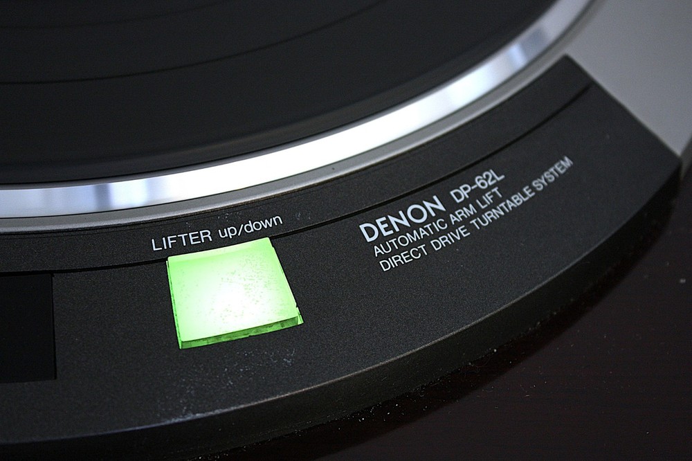 DENON DP-62L TURNTABLE - PLINTH DAMAGE