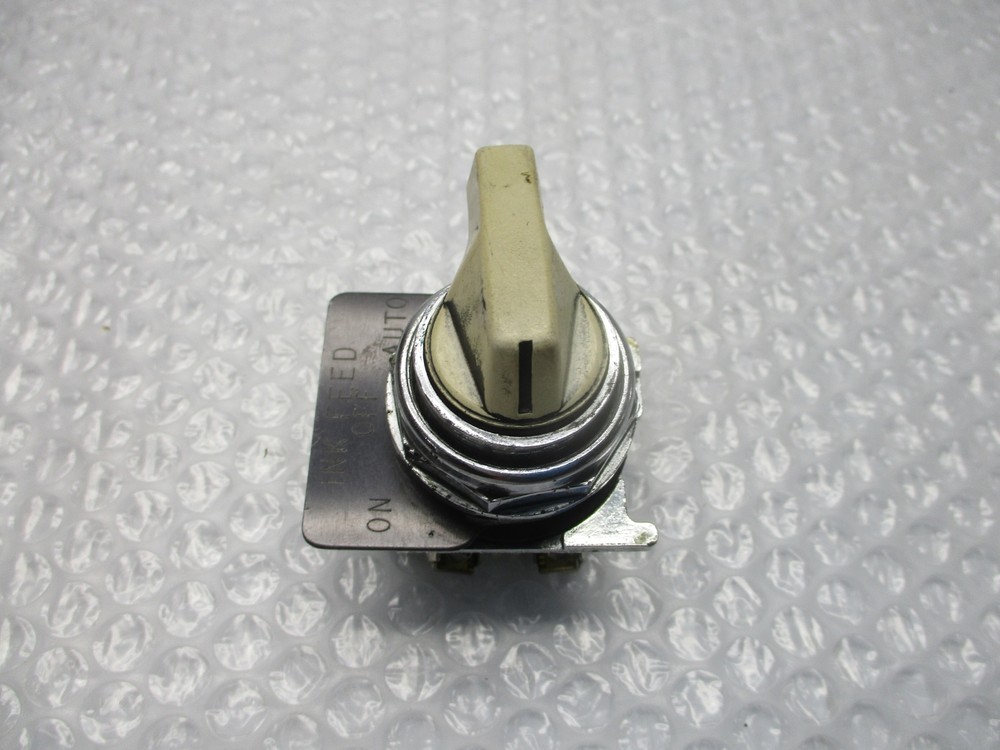 INDUSTRIAL SPARE C2504 SELECTOR SWITCH NSNP
