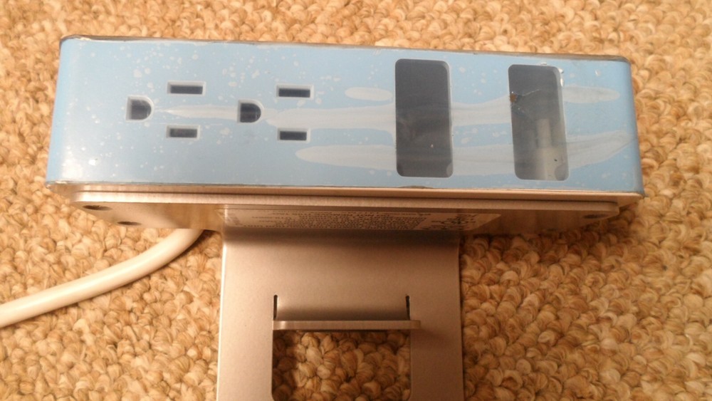 Knoll Systems Clamp on Outlet 202. 2 Plug Outlets, Cable, Mount & Dataport Space