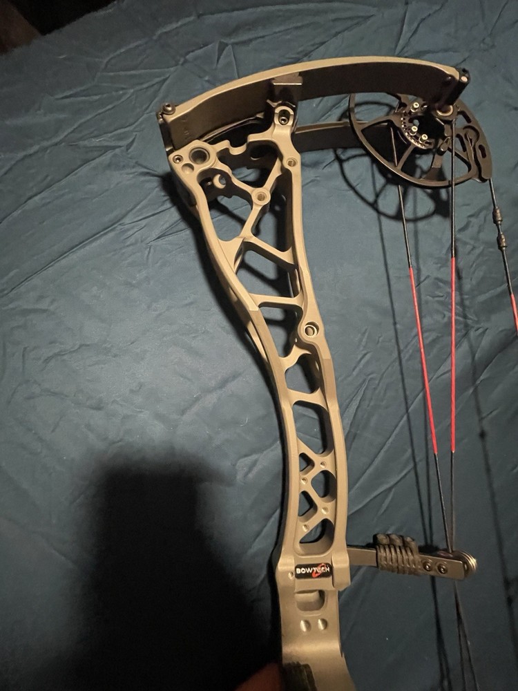Bowtech SS34 Smoke Grey , 60-70 Lb, 26-31.5" PRE OWNED