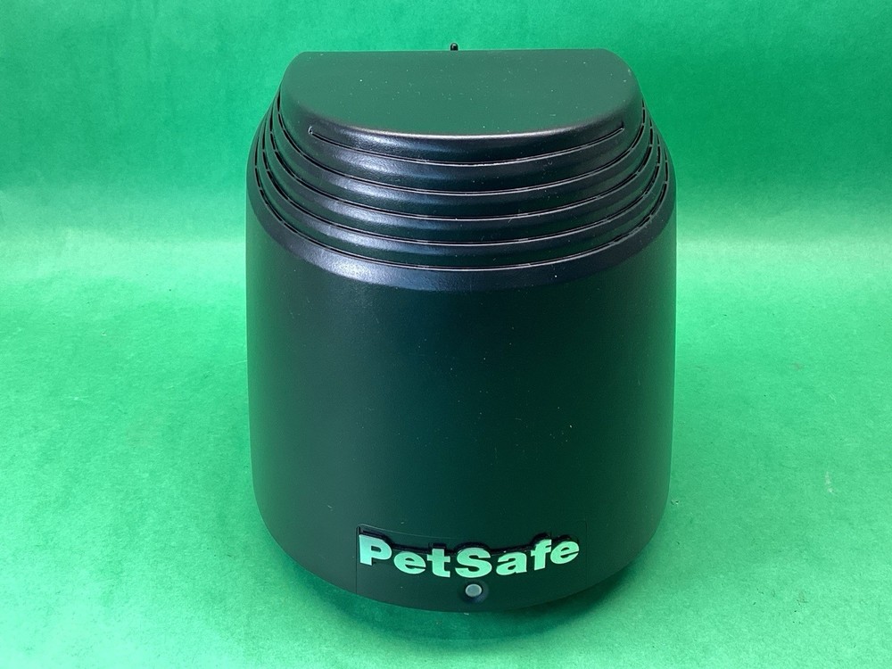 PetSafe Stay & Play 300-1070 Wireless Fence Transmitter Base POWERS ON, UNTESTED