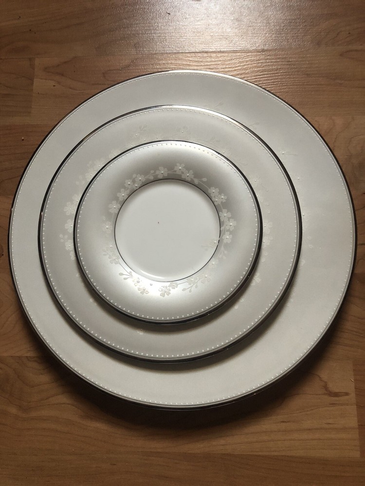 LENOX BELLINA PLATINUM- ONE- FIVE PC PLACE SETTING (s)
