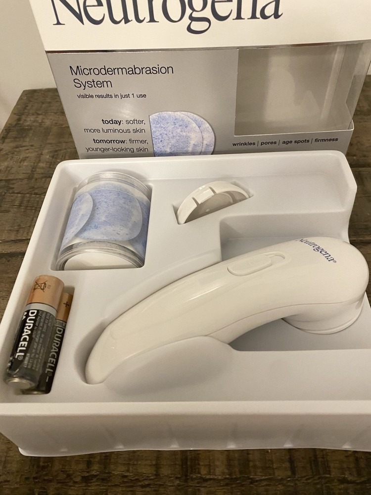 Neutrogena Microdermabrasion System Kit Includes 12 Puffs New Opened Box
