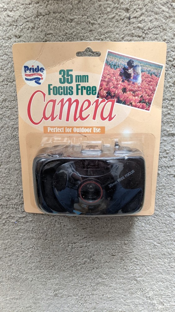 35MM FOCUS FREE CAMERA---NEW