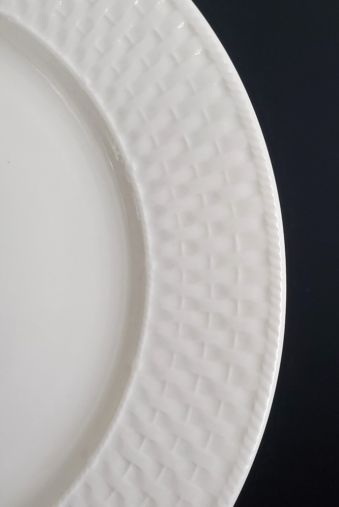 (4) ONEIDA KITCHEN WICKER BASKET WHITE DINNER PLATES 11"