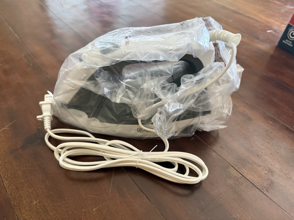 BLACK+DECKER Light 'N Easy Compact Steam Iron - Opened Box New Inside Package
