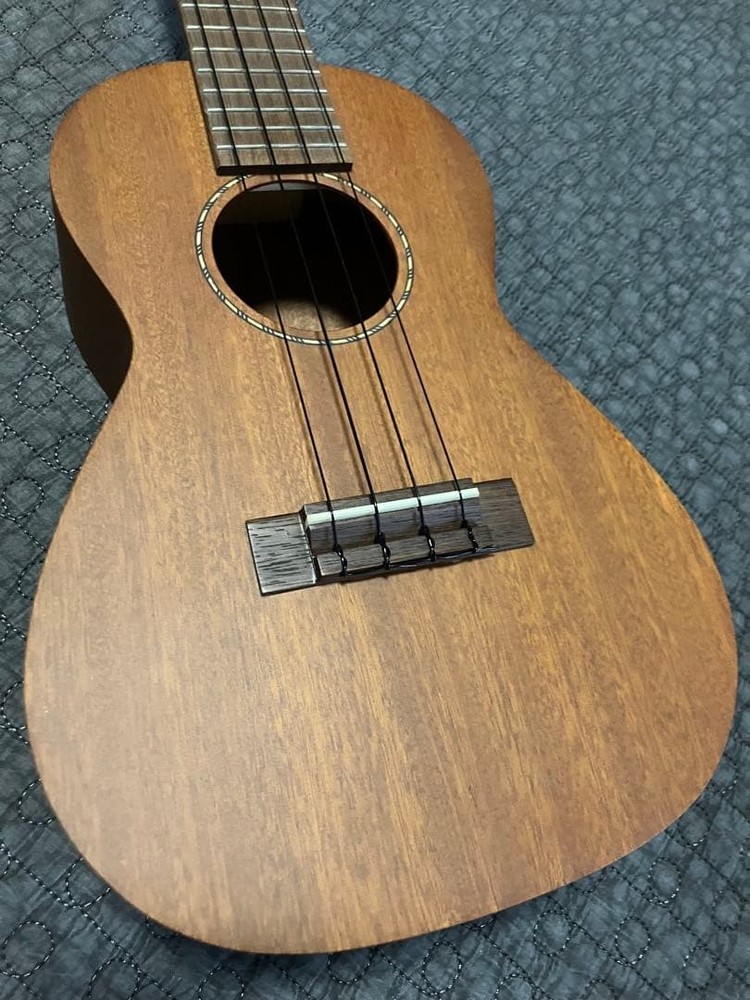 Hanalei HUK-80C Ukulele with case