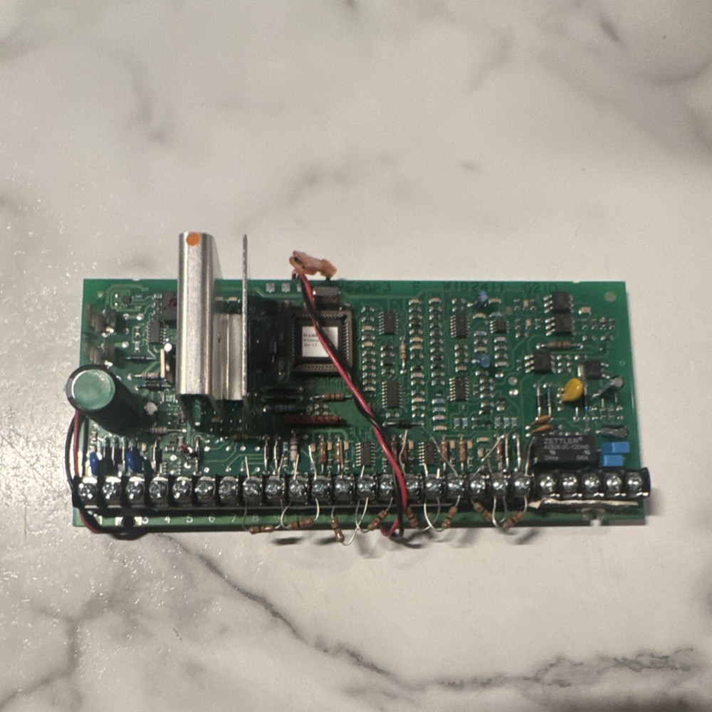 Honeywell Vista 20P Household Burglary Control Panel (Powers On,  Unknown Code)