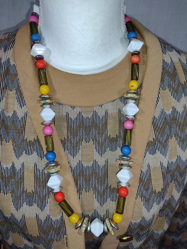MULTICOLORED AND MULTI SHAPED BEADED NECKLACE
