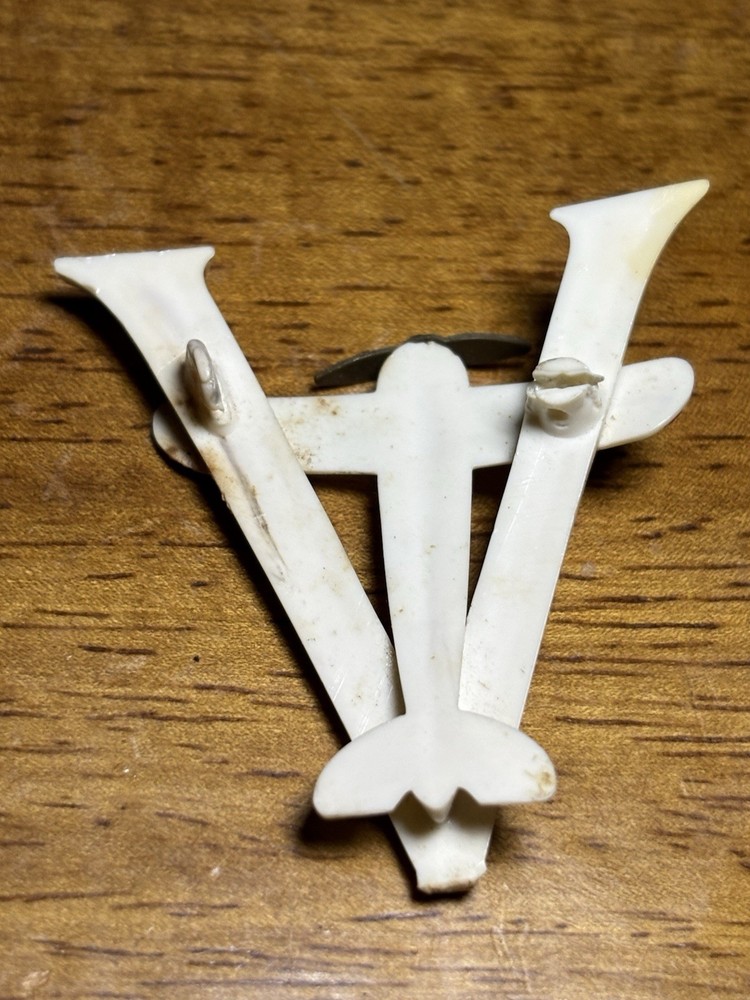 WWII Early Plastic Victory Pin; Plane With Propeller