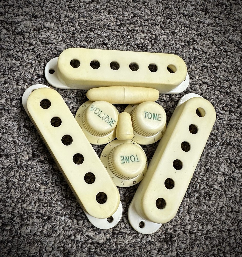 Mojo Guitars Aged Strat Plastics Set