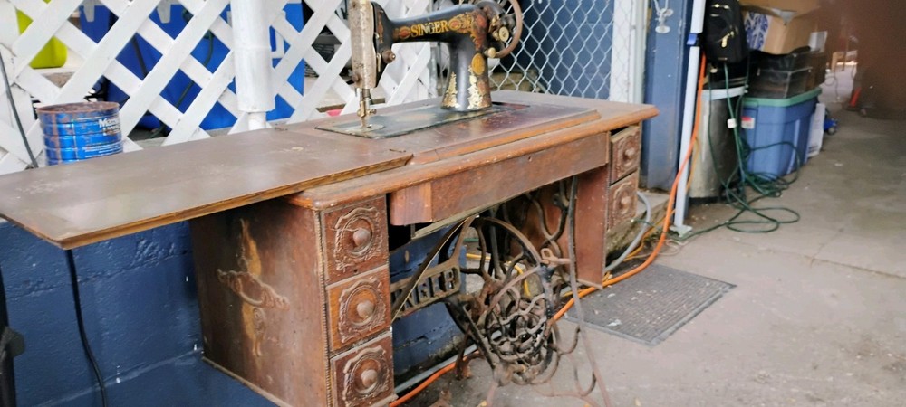 Vintage SINGER Sewing Machine Table & Sewing Machine