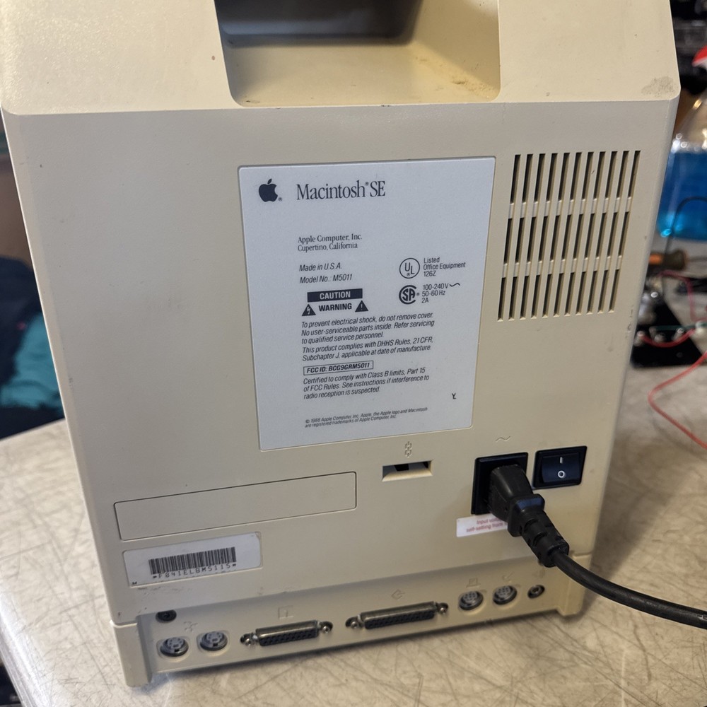1986 Macintosh SE M0511 Powers on and working -
