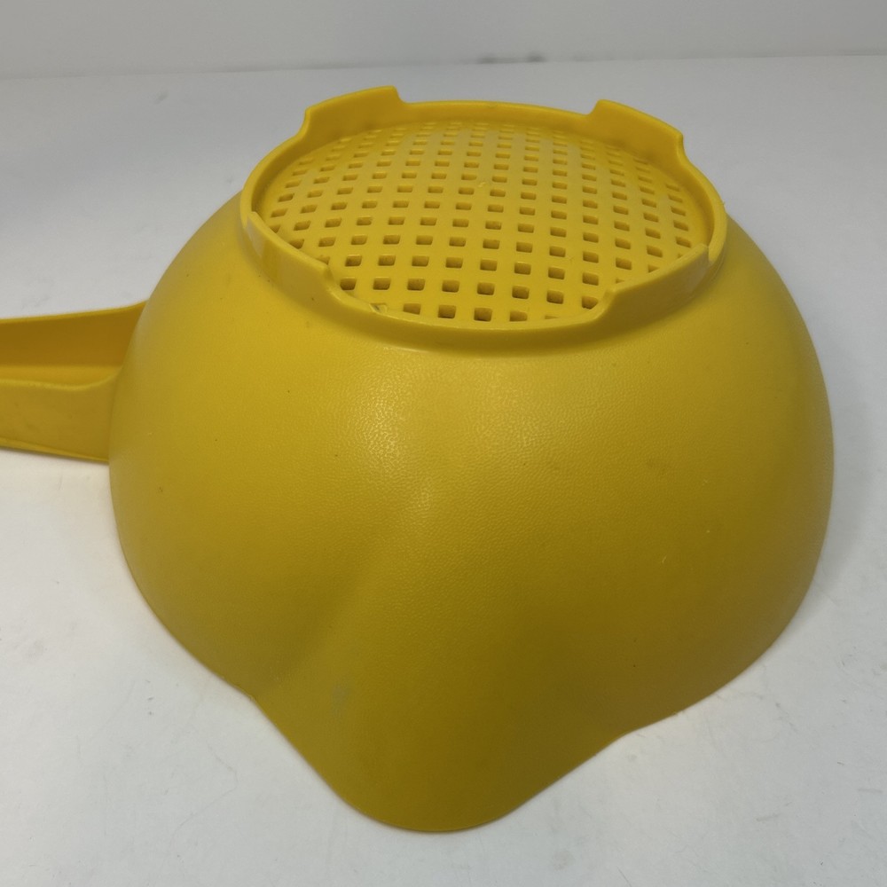 TUPPERWARE Colander Strainer 1 Quart Yellow (G1)