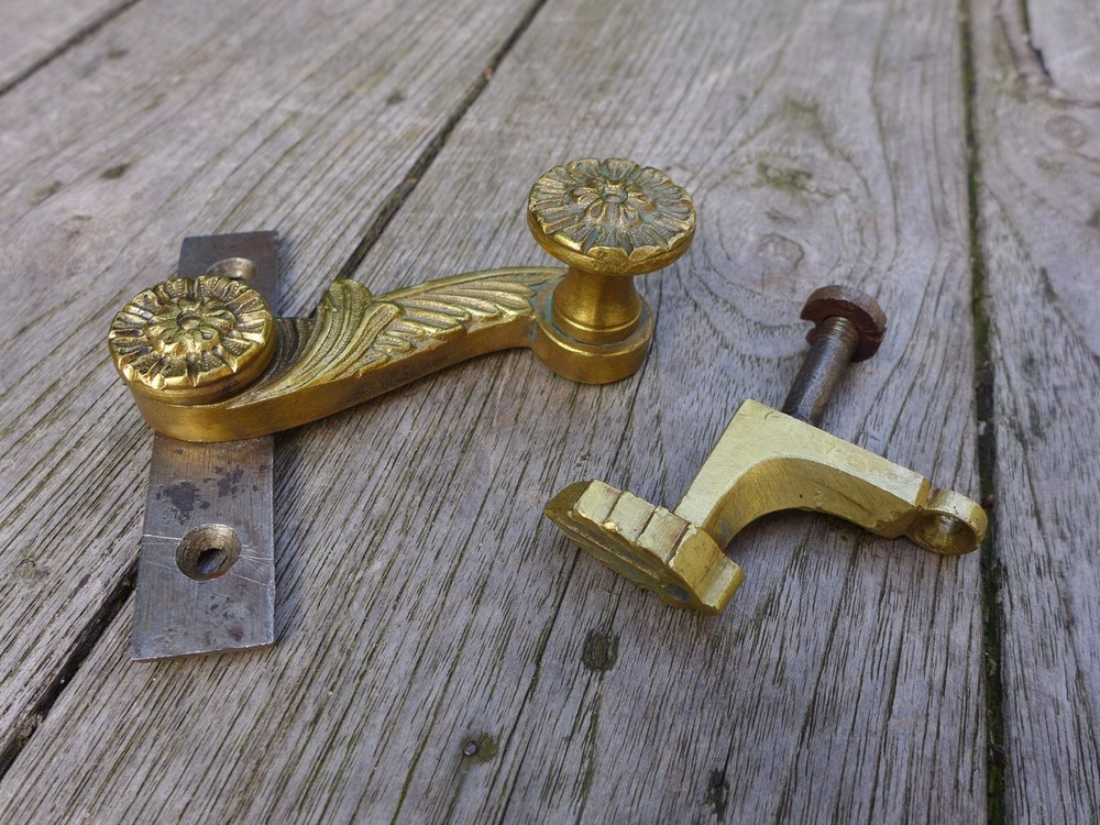 ANTIQUE BRASS WINDOW LOCK WITH DECORATIVE HANDLE