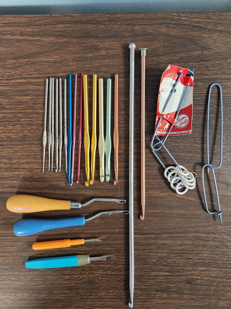 Vintage Crochet Tools 22 Pieces Various Sizes