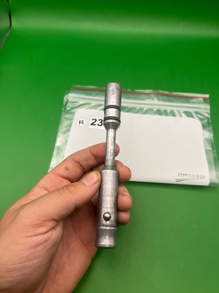 Autococker Bolt