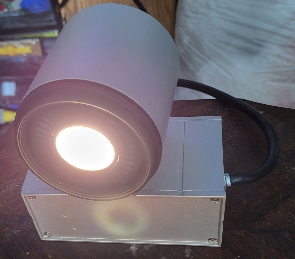 Stand-free Spotlight