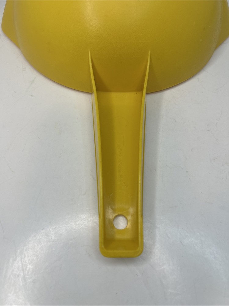 TUPPERWARE Colander Strainer 1 Quart Yellow (G1)