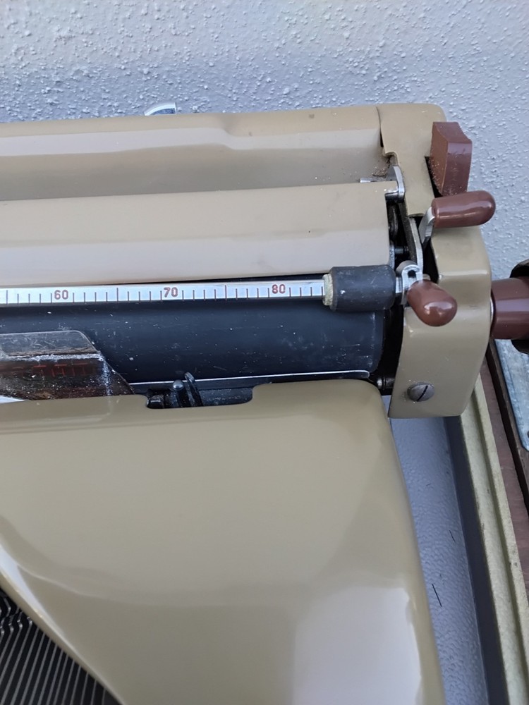 Aztec 600 german typewriter