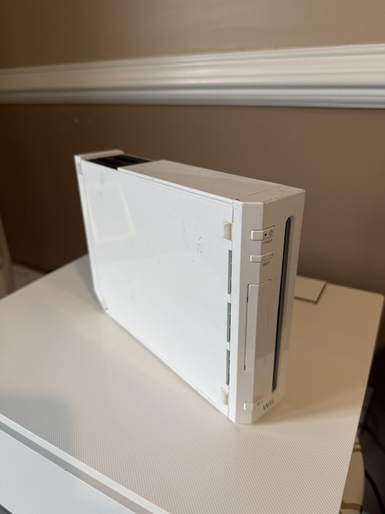 Xbox Console , Nintendo Wii Console, Balance Board, AV Cables Bundle